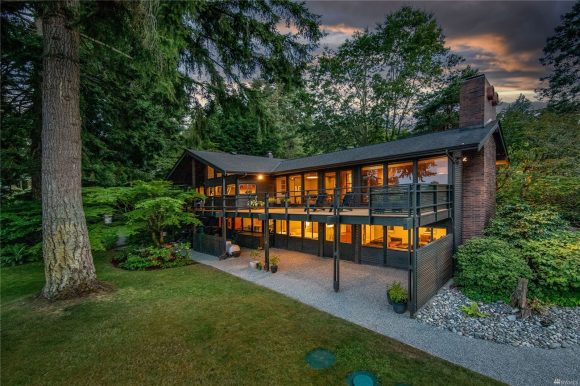 10401 NE Brackenwood Lane on Bainbridge Island sold in 2022